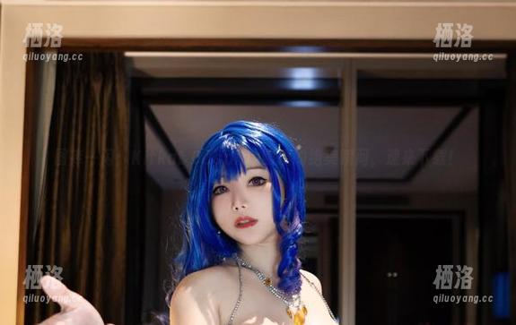 图库一闪：Kitkat Cosplay眼镜的绝美瞬间，速来下载！